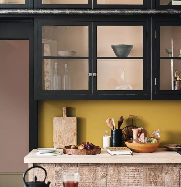 Black kitchen with a contrasting splash back